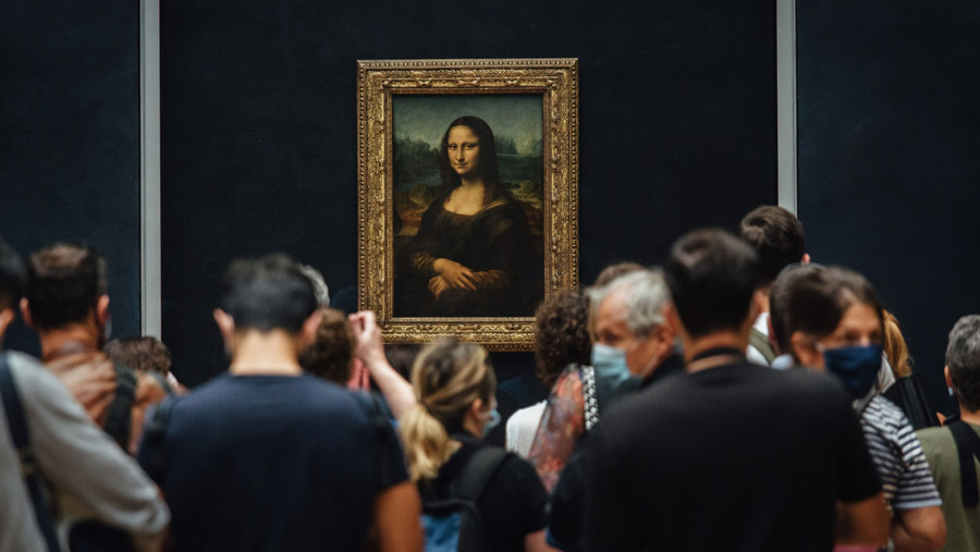 Pengunjung yang berkumpul di sekitar Mona Lisa di Museum Louvre (Dok. Bloomberg)