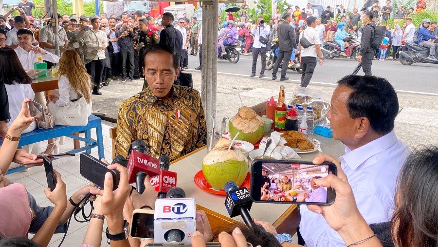 Presiden Jokowi makan siang bersama Capres 02, Prabowo Subianto di Warung Bakso, Magelang, Jawa Tengah. (Dok. Setpres)