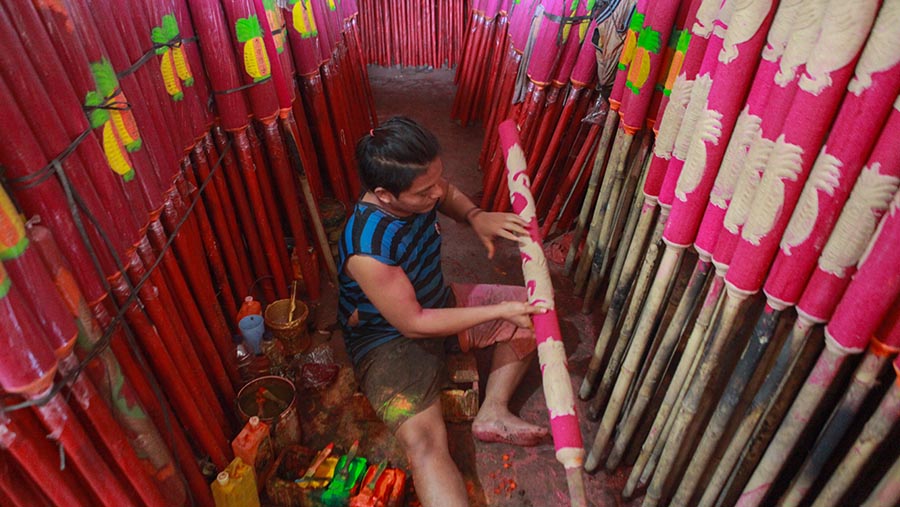 Pekerja membuat hio di Kosambi, Kabupaten Tangerang, Banten, Selasa (30/1/2024). (Bloomberg Technoz/Andrean Kristianto)