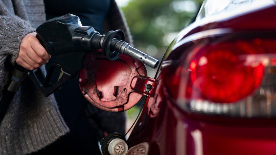 Pengguna kendaraan bermotor mengisi bahan bakar minyak (BBM)./Bloomberg-Al Drago