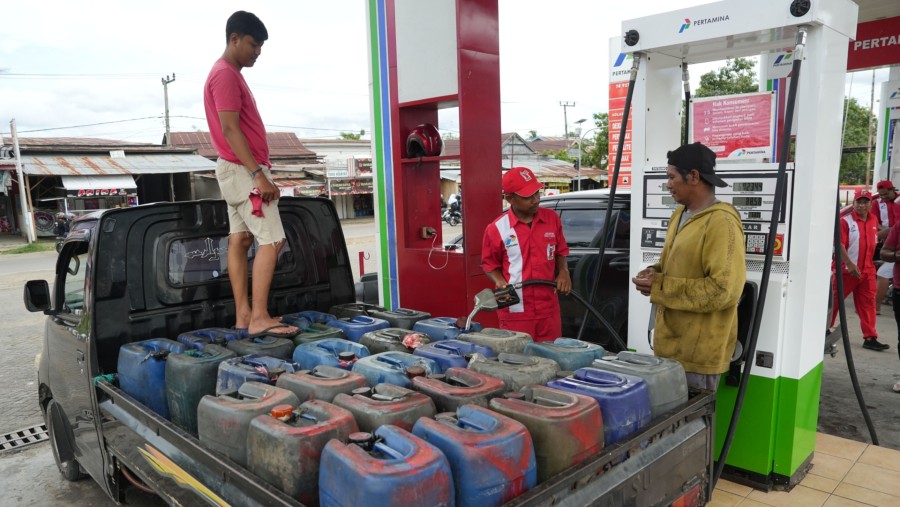 Seorang petugas mengisi bahan bakar jerigen dengan solar di SPBU PT Pertamina di Kabupaten Bone, Sulawesi Selatan./Bolomberg-Dimas Ardian
