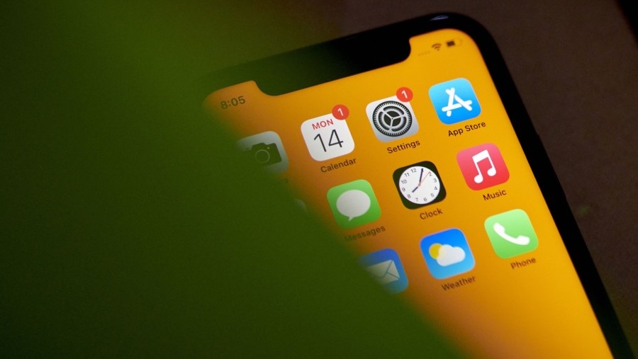 Ilustasi toko aplikasi atau Apps Store milik Apple di layar iPhone. (Dok: Bloomberg)