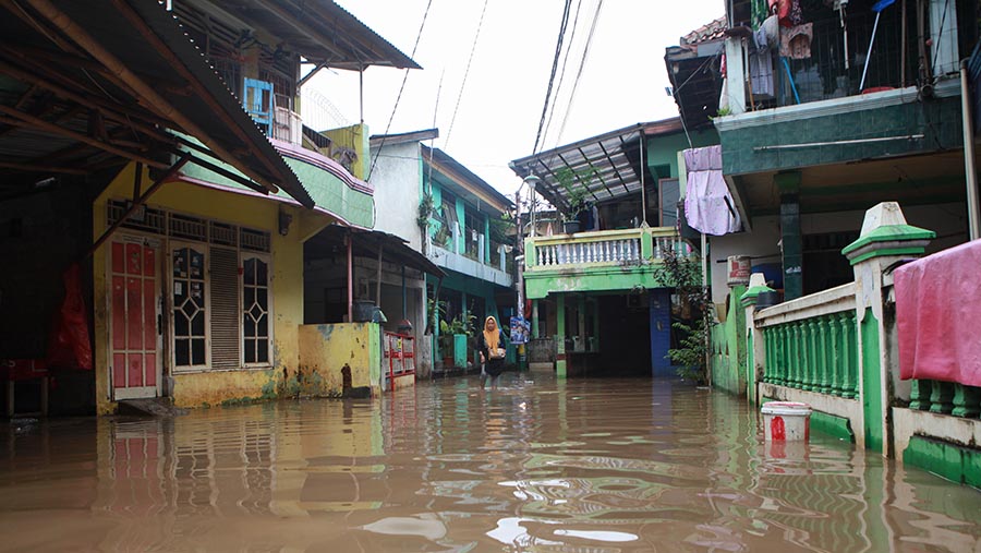 Warga beraktivitas saat banjir melanda Cipinang Melayu. Jakarta, Rabu (31/1/2024). (Bloomberg Technoz/Andrean Kristianto)