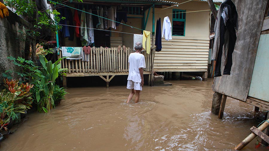 Hingga pukul 10.00 WIB, banjir masih setinggi betis orang dewasa. (Bloomberg Technoz/Andrean Kristianto)