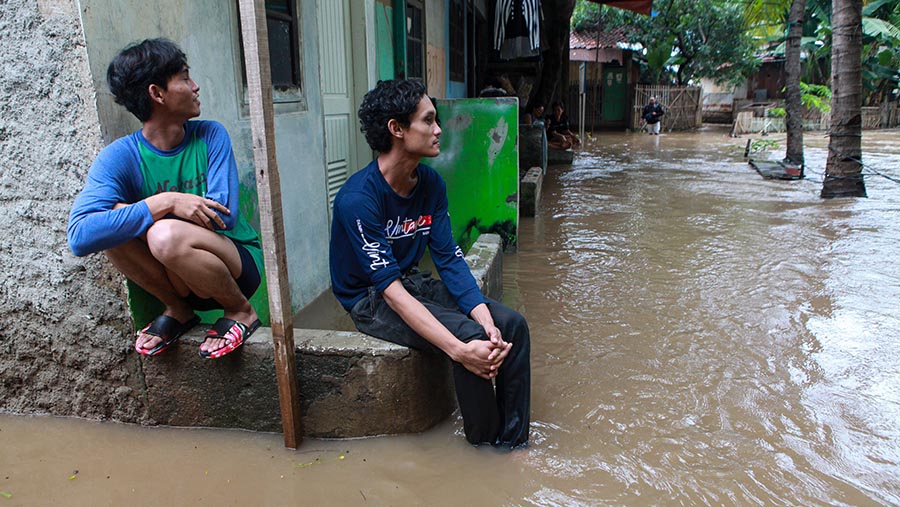 Warga beraktivitas saat banjir melanda kawasan Cipinang Melayu. Jakarta, Rabu (31/1/2024). (Bloomberg Technoz/Andrean Kristianto)
