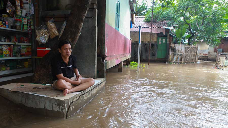 Warga beraktivitas saat banjir melanda kawasan Cipinang Melayu. Jakarta, Rabu (31/1/2024). (Bloomberg Technoz/Andrean Kristianto)
