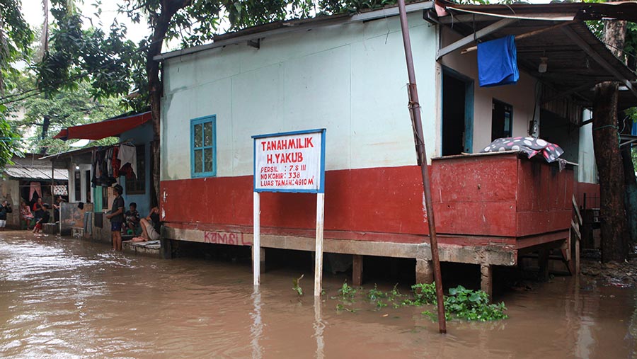 Warga beraktivitas saat banjir melanda kawasan Cipinang Melayu. Jakarta, Rabu (31/1/2024). (Bloomberg Technoz/Andrean Kristianto)
