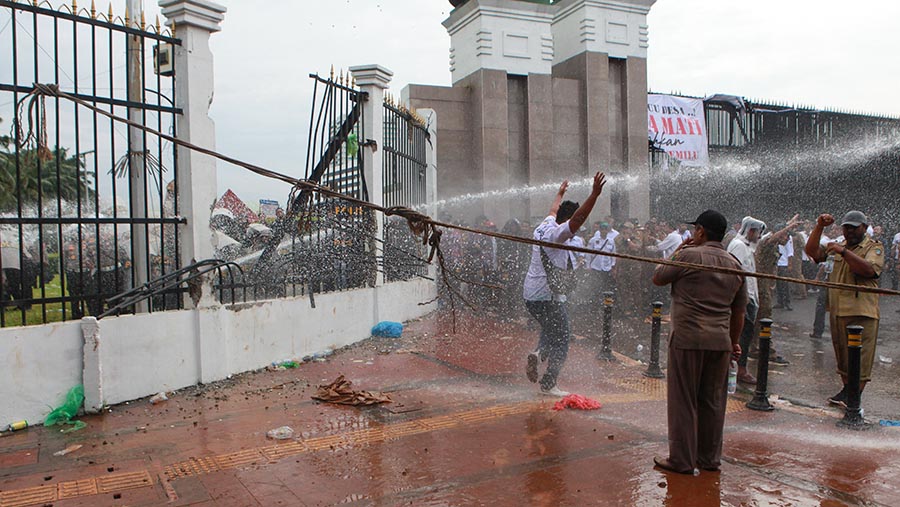 Massa juga berusaha menjebol pagar gedung parlemen namun dihalau dengan semprotan air dari halaman DPR. (Bloomberg Technoz/Andrean Kristianto)
