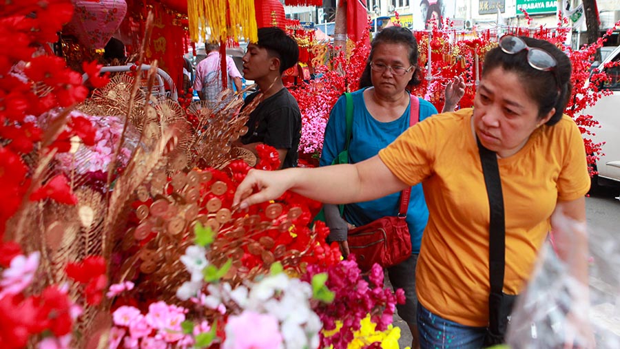 Pembeli melihat pernak pernik imlek di kawasan Glodok, Jakarta, Kamis (1/2/2024). (Bloomberg Technoz/Andrean Kristianto)