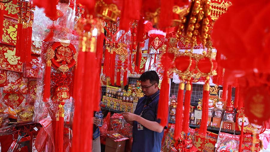 Antusias warga Tionghoa sangat luar biasa, untuk menyambut Tahun baru Imlek terlihat dari ramainya pembeli. (Bloomberg Technoz/Andrean Kristianto)