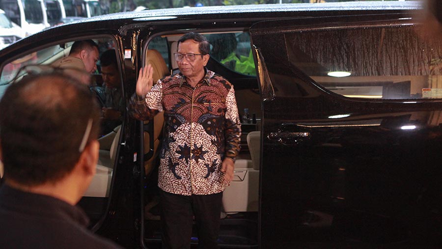 Menko Polhukam Mahfud MD tiba di kantor Kemenko Polhukan, Kamis (1/2/2024). (Bloomberg Technoz/Andrean Kristianto)