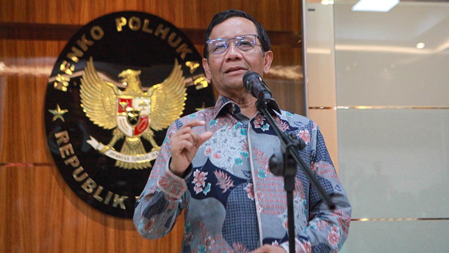 Menko Polhukam Mahfud MD memberikan keterangan pers di Jakarta, Kamis (1/2/2024). (Bloomberg Technoz/Andrean Kristianto)
