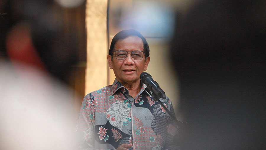 Menko Polhukam Mahfud MD memberikan keterangan pers di Jakarta, Kamis (1/2/2024). (Bloomberg Technoz/Andrean Kristianto)