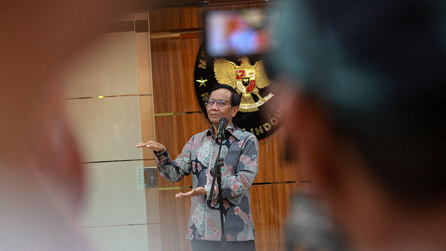Keterangan pers Mahfud MD berkaitan dengan pengunduran diri dari Kabinet Jokowi-Ma'ruf. (Bloomberg Technoz/Andrean Kristianto)