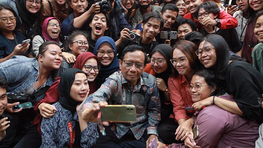 Menko Polhukam Mahfud MD berswafoto usai memberikan keterangan pers di Jakarta, Kamis (1/2/2024). (Bloomberg Technoz/Andrean Kristianto)