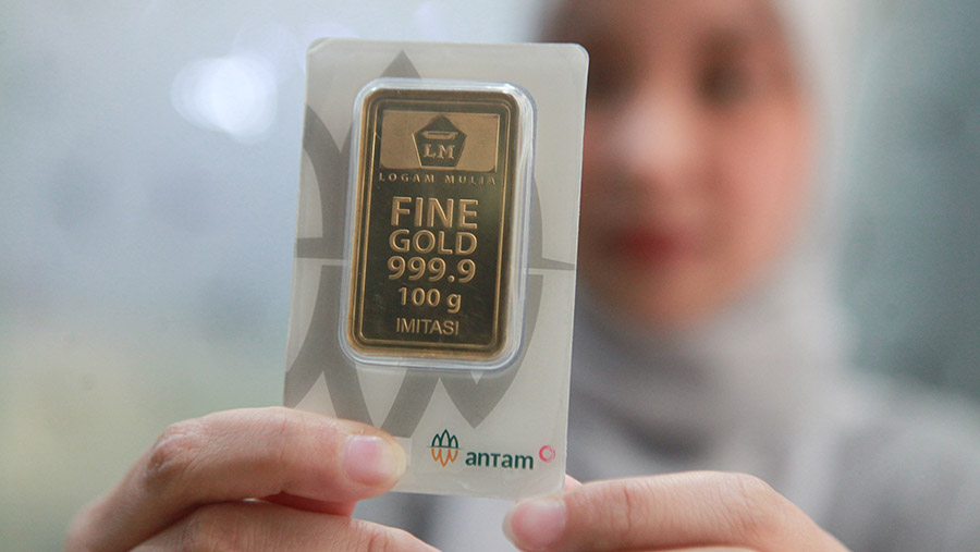 Karyawan menunjukkan emas imitasi di salah satu butik emas Antam di Jakarta, Jumat (2/2/2022). (Bloomberg Technoz/Andrean Kristianto)
