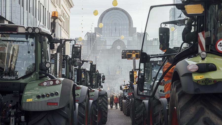 Para petani membawa sekitar 1.300 traktor membanjiri jalan-jalan Brussels dekat pertemuan lembaga-lembaga Uni Eropa. (Cyril Marcilhacy/Bloomberg)