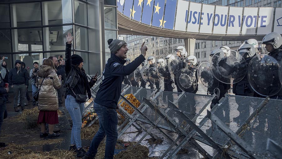 Para petani melakukan protes di luar Parlemen Eropa di Brussels, Belgia, Kamis (1/2/2024). (Cyril Marcilhacy/Bloomberg)