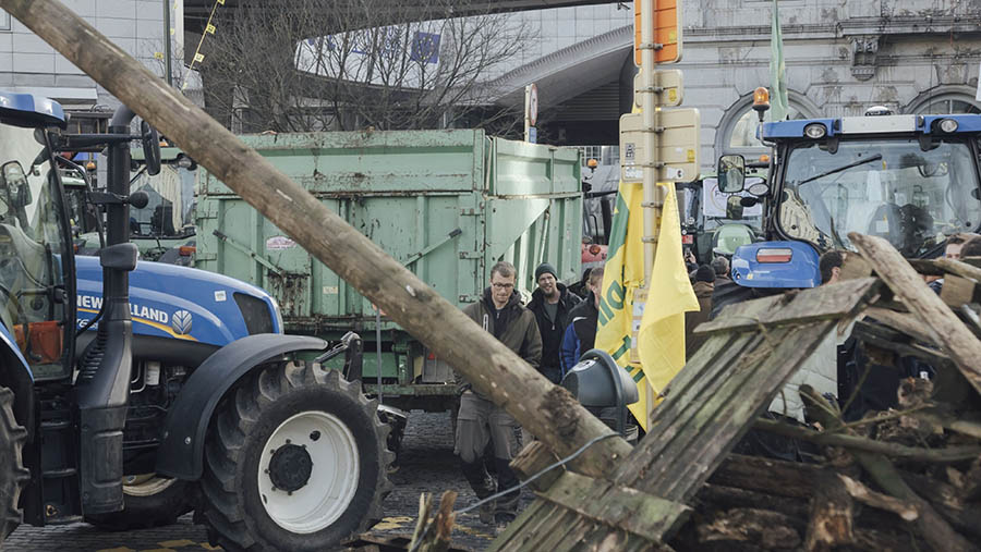 Traktor-traktor tersebut dibawa oleh para petani untuk protes yang ditujukan kepada para pemimpin blok tersebut. (Cyril Marcilhacy/Bloomberg)