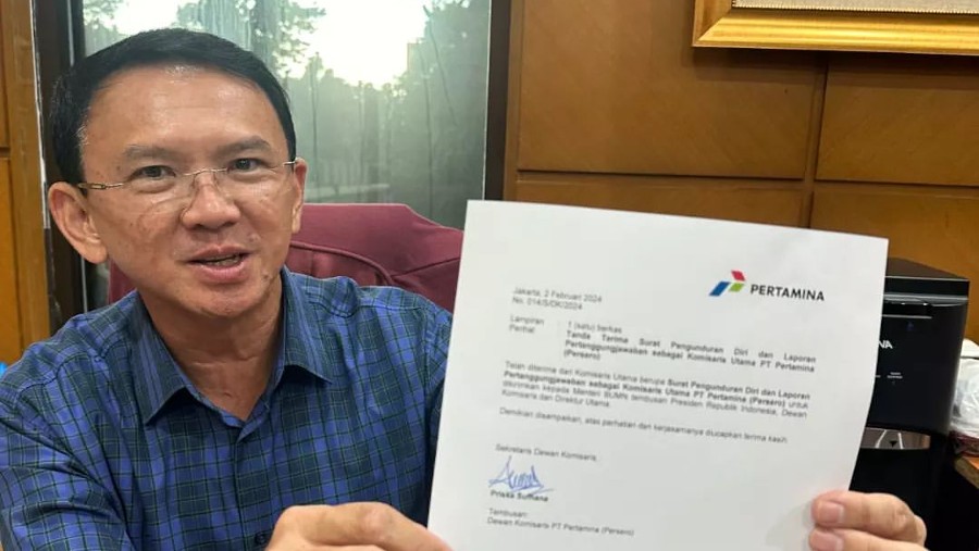 Basuki Tjahaja Purnama menunjukkan surat pengunduran diri Komut Pertamina. (Dok: Instagram/btp)	
