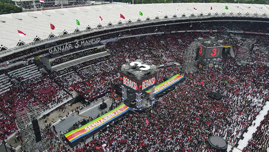 Relawan menghadiri Konser Salam Metal Menang Total Ganjar Pranowo-Mahfud MD di GBK, Jakarta, Sabtu (3/2/2024). (Bloomberg Technoz/Andrean Kristianto)