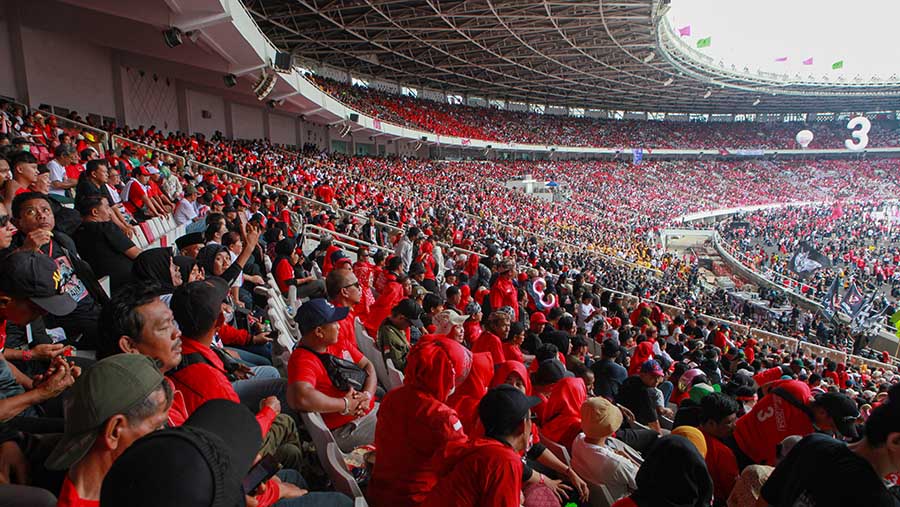 Sekitar puluhan ribu orang memadati Stadion Gelora Bung Karno (GBK) untuk menghadiri Konser Salam Metal ini. (Bloomberg Technoz/Andrean Kristianto)