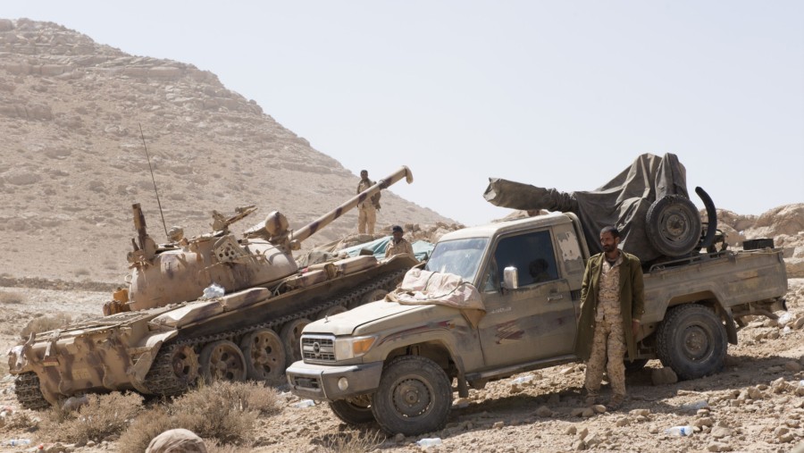 Tank pemerintah Yaman dan senjata yang dipasang di truk beroperasi di dekat garis depan dalam pertempuran melawan pemberontak Houthi./Bloomberg-Glen C