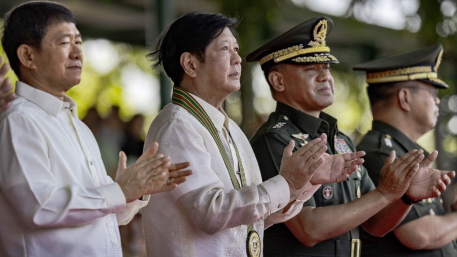 Presiden Filipina Ferdinand Marcos Jr dan Pejabat Keamanan Eduardo Ano. (Dok: Bloomberg)