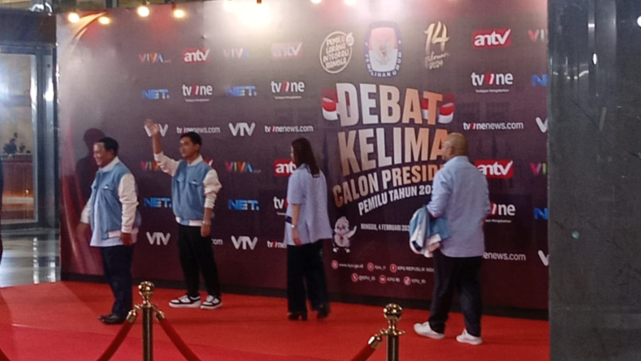 Kedua Pasangan Calon Presiden dan Calon Wakil Presiden No.2 di JCC, jelang debat Pilpres ke-5, Sabtu (4/2/2024). (Pramesti Regita/Bloomberg Technoz)	
