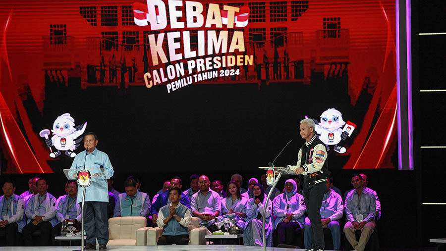 Capres Prabowo Subianto dan Ganjar Pranowo saat debat kelima di JCC, Jakarta, Minggu (4/2/2024). (Bloomberg Technoz/Andrean Kristianto)