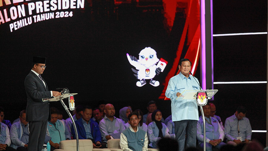 Capres Anies Baswedan dan Prabowo Subianto saat debat kelima di JCC, Jakarta, Minggu (4/2/2024). (Bloomberg Technoz/Andrean Kristianto)
