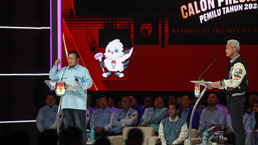 Capres Prabowo Subianto dan Ganjar Pranowo saat debat kelima di JCC, Jakarta, Minggu (4/2/2024). (Bloomberg Technoz/Andrean Kristianto)