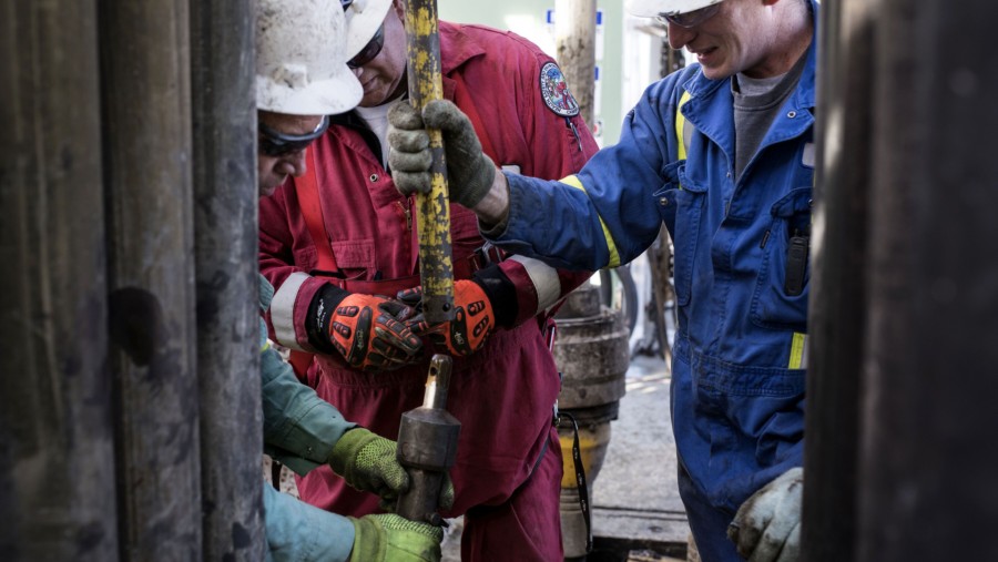 Operator anjungan minyak Pengeboran Presisi memasang pemandu bit di lantai anjungan minyak Royal Dutch Shell Plc/Bloomberg-Matthew Busch
