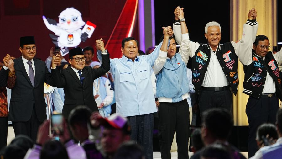 Capres Prabowo Subianto dan Ganjar Pranowo saat debat kelima di JCC, Jakarta, Minggu (4/2/2024). (Dok: Bloomberg)