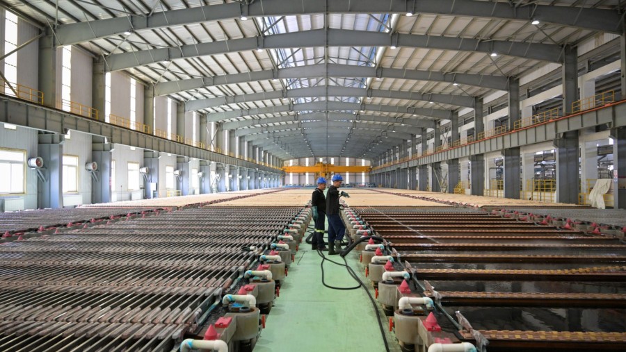 Pekerja di smelter katoda tembaga./Bloomberg-Oliver Bunic