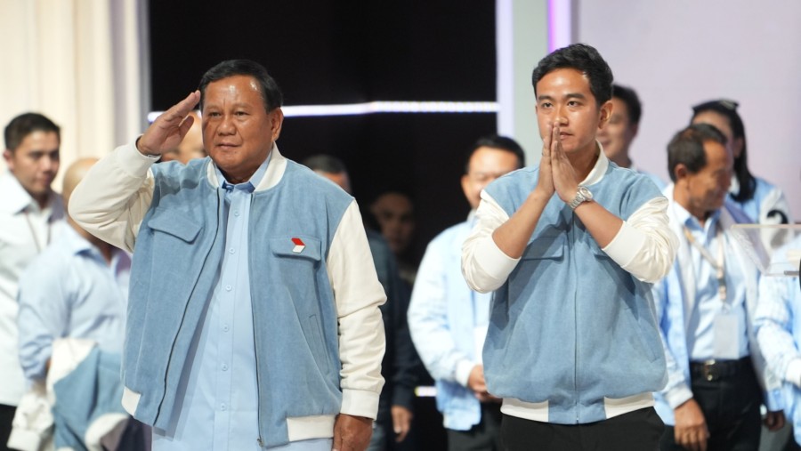 Capres dan Cawapres Prabowo Subianto dan Gibran Rakabuming Raka saat debat kelima di JCC, Minggu (4/2/2024). (Dok: Bloomberg)
