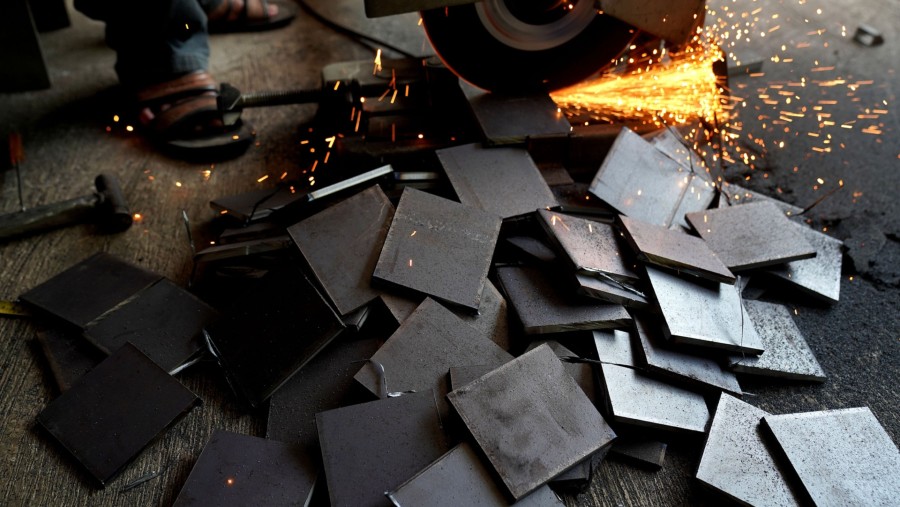 Pemotongan lembaran logam di pabrik baja./Bloomberg-Dimas Ardian