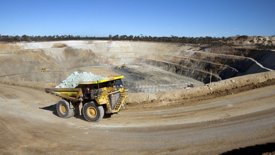 Sebuah truk di tambang nikel terbuka Tim King Pit Wilayah Barat NL di Spotted Quoll, di Forrestania, Australia Barat./Bloomberg-Ron D'Raine