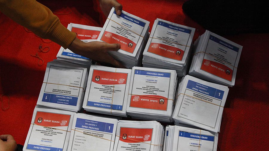 Petugas KPPS dengan cermat menghitung ulang surat suara Pemilu 2024. (Bloomberg Technoz/Andrean Kristianto)