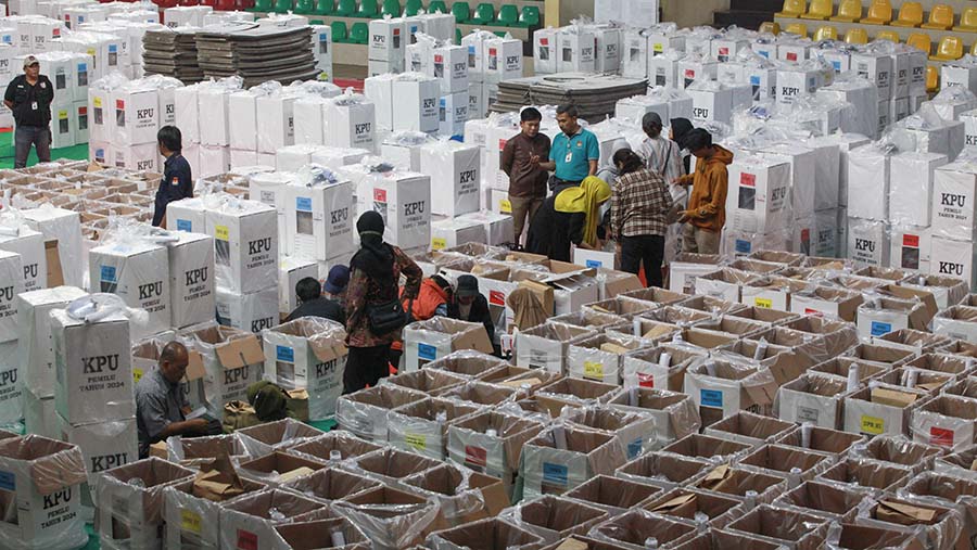 Petugas KPPS memeriksa kelengkapan logistik Pemilu 2024 di gudang logistik KPU Jakarta Pusat, Selasa (6/2/2024) (Bloomberg Technoz/Andrean Kristianto)