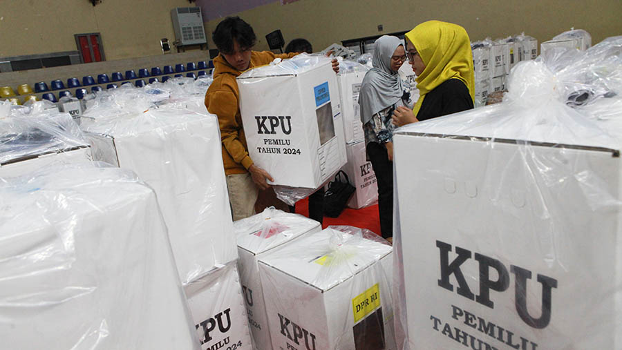 Petugas KPPS memeriksa kelengkapan logistik Pemilu 2024 di gudang logistik KPU Jakarta Pusat, Selasa (6/2/2024) (Bloomberg Technoz/Andrean Kristianto)