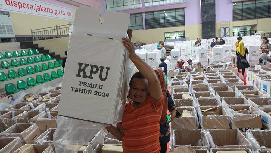 Petugas KPPS memeriksa kelengkapan logistik Pemilu 2024 di gudang logistik KPU Jakarta Pusat, Selasa (6/2/2024) (Bloomberg Technoz/Andrean Kristianto)