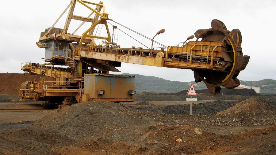 Mesin reclaimer roda ember menggali tanah di pabrik feronikel Eramet SA di Noumea, Kaledonia Baru./Bloomberg- Madelene Pearson