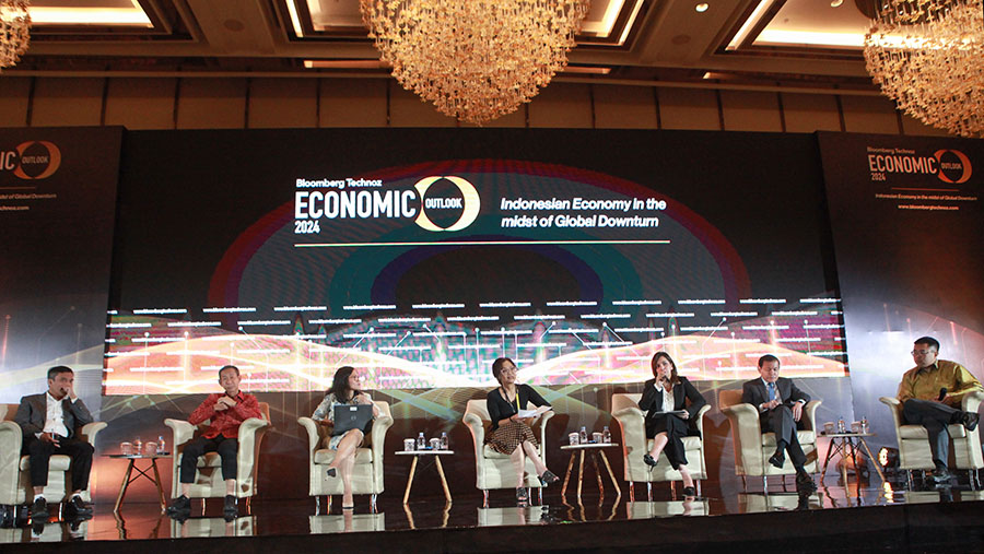 Diskusi dibagi menjadi dua panel, yang pertama bertema ‘Challenges in Sustaining Economic Growth 2024’. (Bloomberg Technoz/Andrean Kristianto)