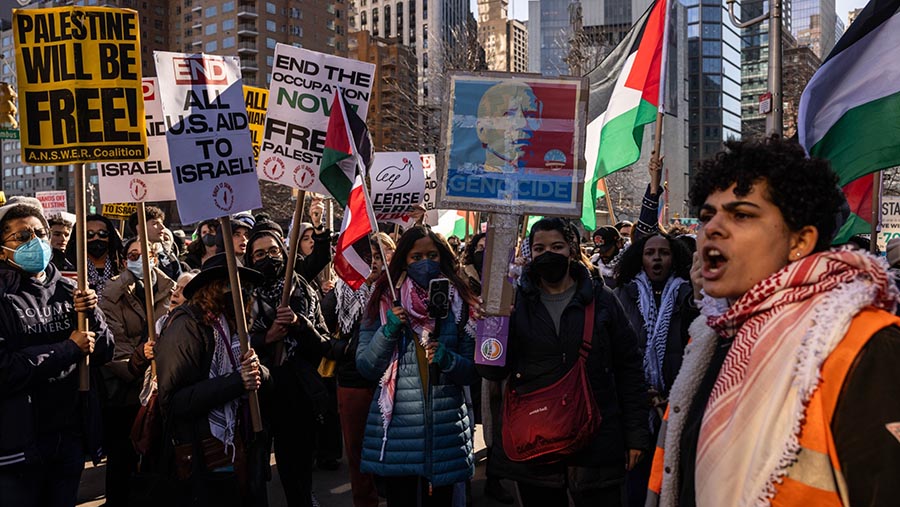 Di bagian lain Manhattan, ratusan pendukung Palestina juga berkumpul di Columbus Circle  (Yuki Iwamura/Bloomberg)
