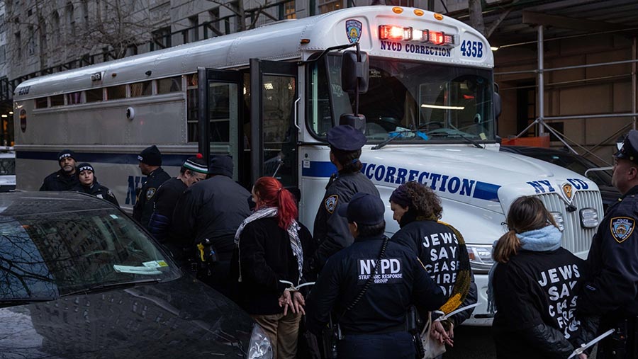Kejadian ini memaksa polisi New York untuk mendatangkan dua bus polisi ke lokasi kejadian guna mengangkut para pengunjuk rasa (Yuki Iwamura/Bloomberg)