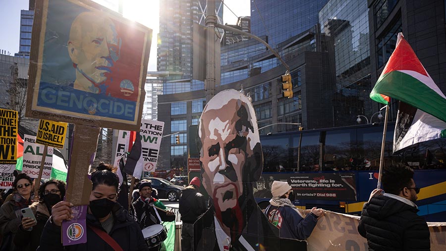 Mereka menyuarakan protes terhadap kedatangan Biden di New York dan mendukung gencatan senjata di Gaza. (Yuki Iwamura/Bloomberg)