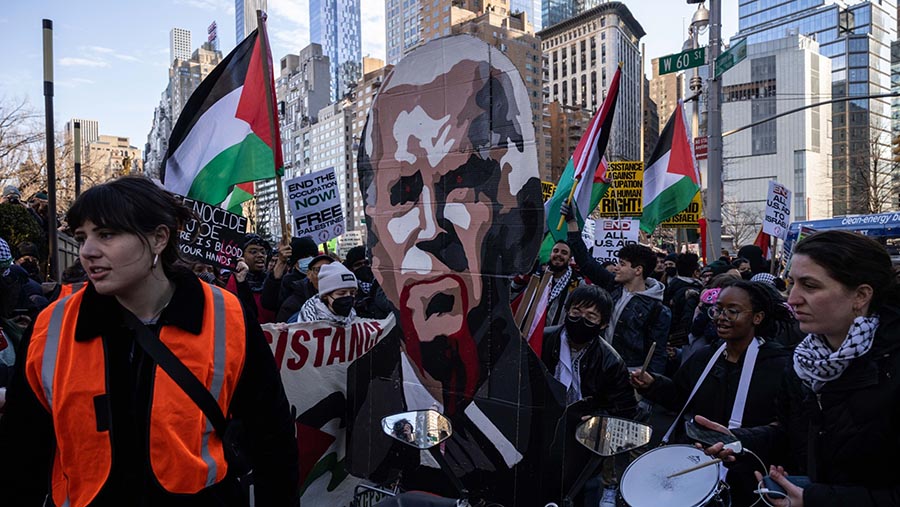 Demonstran pro-Palestina melakukan aksi unjuk rasa di Columbus Circle di New York, AS, Rabu (7/2/2024). (Yuki Iwamura/Bloomberg)