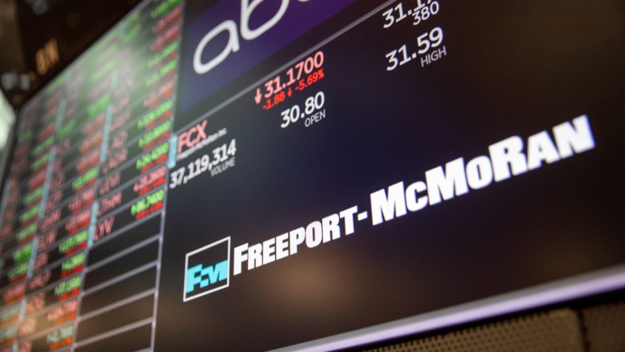 Papan nama Freeport-McMoRan Inc. di lantai New York Stock Exchange (NYSE)./Bloomberg-Michael Nagle