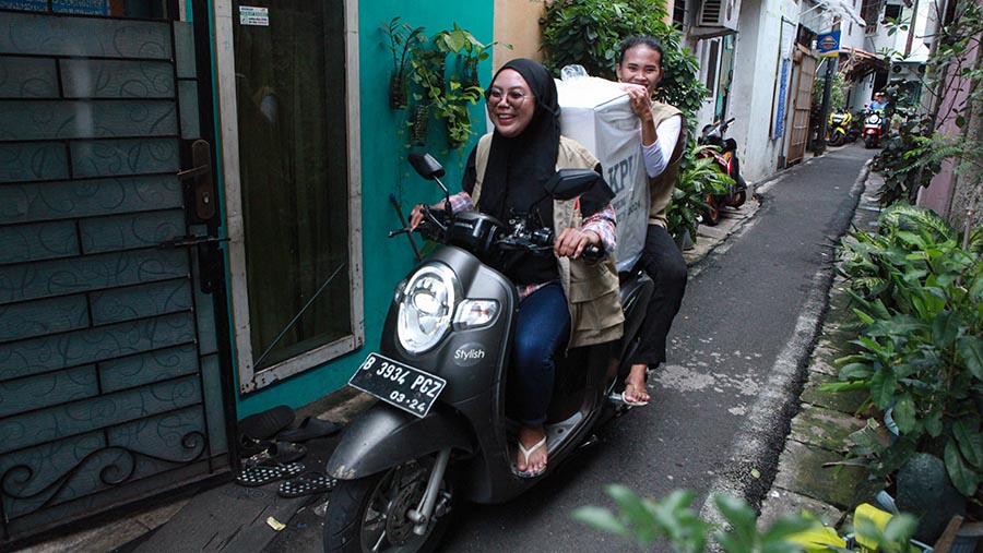 Petugas membawa logistik pemilu dengan motor di kawasan Rawasari, Jakarta, Selasa (13/2/2023). (Bloomberg Technoz/Andrean Kristianto)